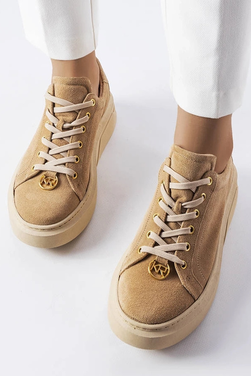 Sandfarbene Wildledersportschuhe,... Sandfarbene Wildledersportschuhe,...