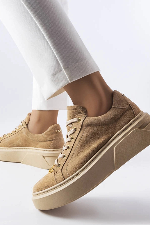 Sandfarbene Wildledersportschuhe,... Sandfarbene Wildledersportschuhe,...