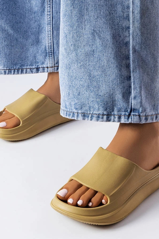 Sandfarbene Gummipantoletten,...