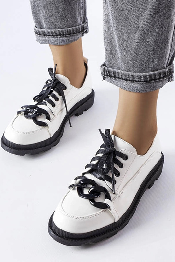 Chaussures à chaîne blanche...