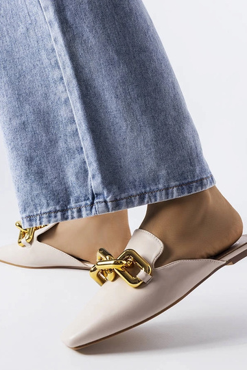 Pantoletten aus Hickoryholz mit Kette in Beige 2