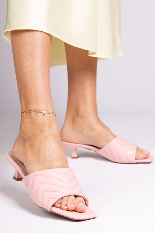 Pantoufles roses à petit talon, «...