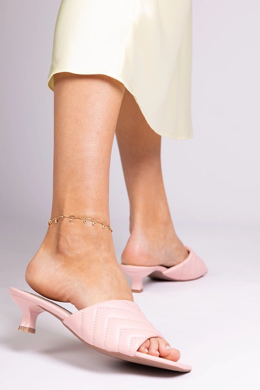 Pantoufles roses à petit talon, «...