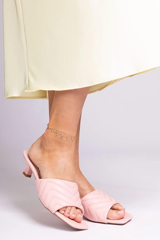 Pantoufles roses à petit talon, «...