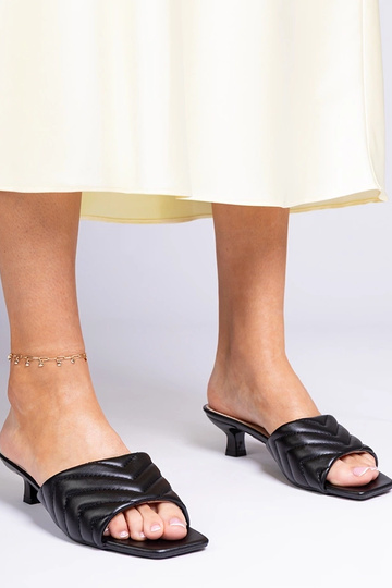 Pantoufles noires à petit...