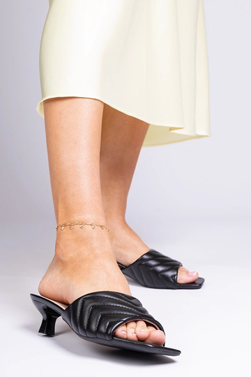 Pantoufles noires à petit... 2