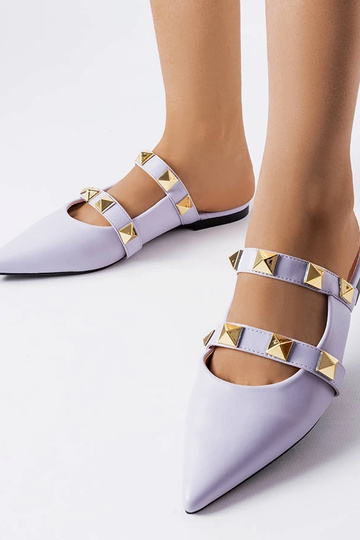 Mules cloutées violettes...