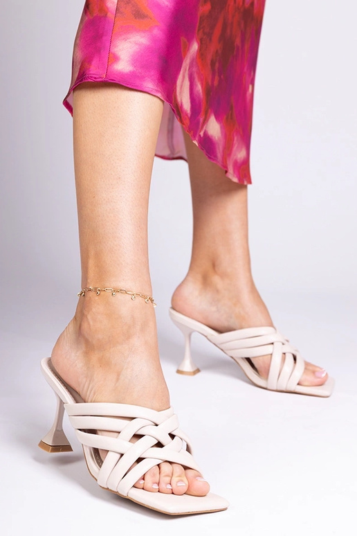 Zandkleurige elegante slippers met...