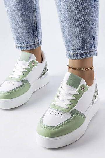 Baskets vertes sur la...