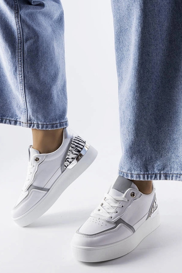 Weiße Sneaker auf der Tooele-Plattform