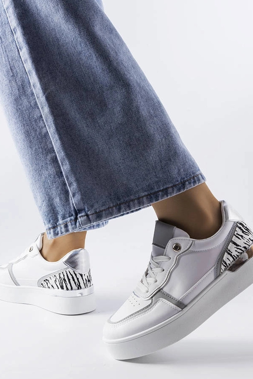 Baskets blanches sur la plateforme... Baskets blanches sur la plateforme...