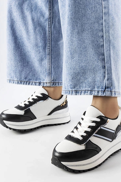 Schwarze Sneakers mit... Schwarze Sneakers mit...