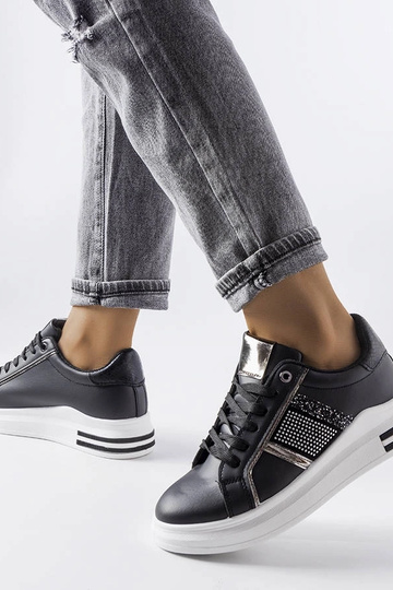 Schwarze Sneakers verziert mit Xarles-Zirkonen 2