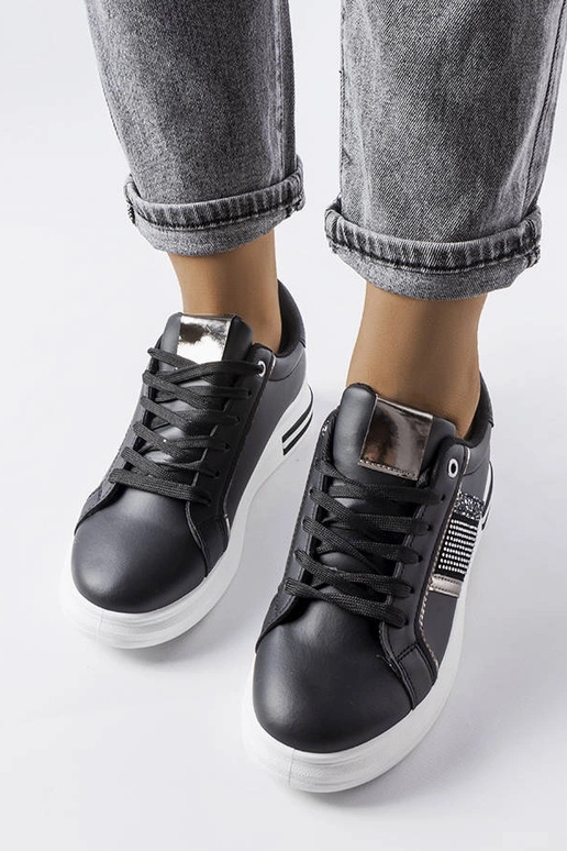 Schwarze Sneakers verziert mit... Schwarze Sneakers verziert mit...