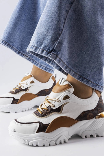 Weiße Sportschuhe auf...