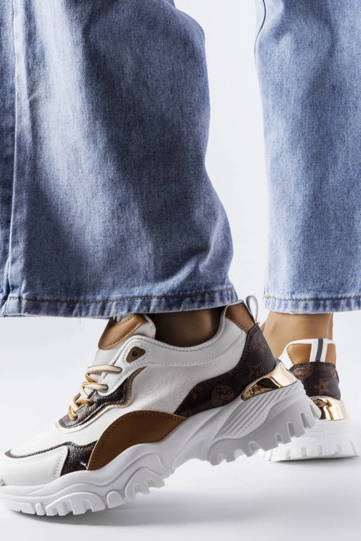 Witte sportschoenen op onregelmatige...