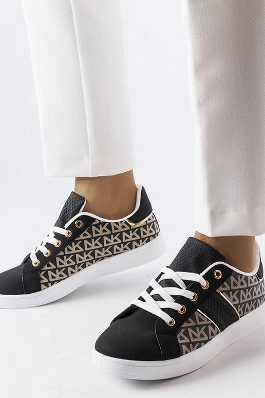 Schwarze Sneaker verziert mit dem... Schwarze Sneaker verziert mit dem...