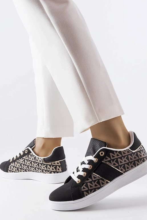 Schwarze Sneaker verziert mit dem... Schwarze Sneaker verziert mit dem...