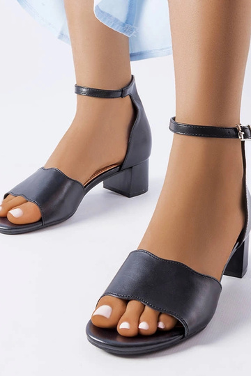 Sandales à talons bas en mûrier noir