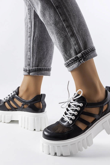 Schwarze Halbschuhe auf...