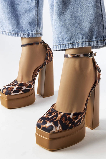 Braune Pumps mit hohem... 2