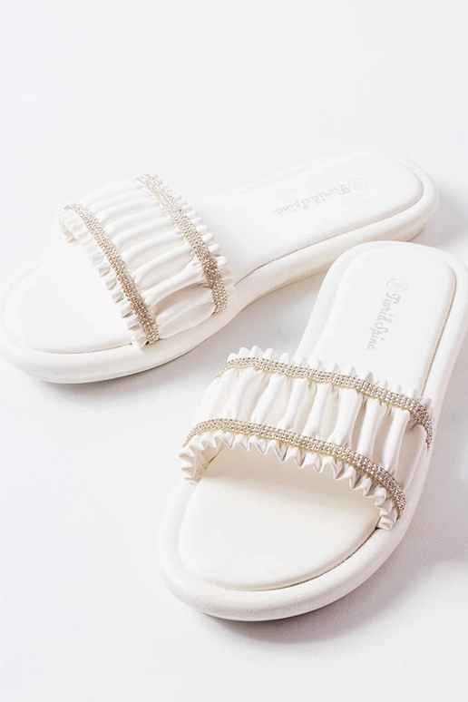 Mules blanches à volants avec zircons...