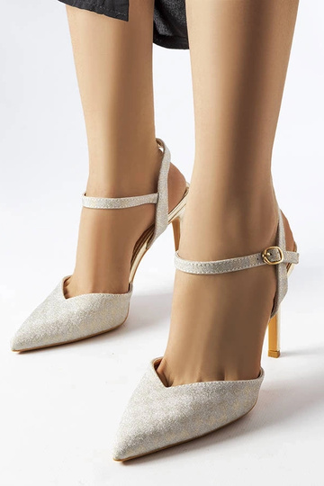 Goldfarbene Stilettos...