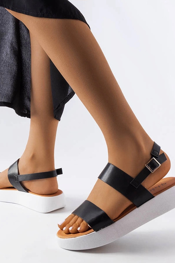 Schwarze Plateausandalen...