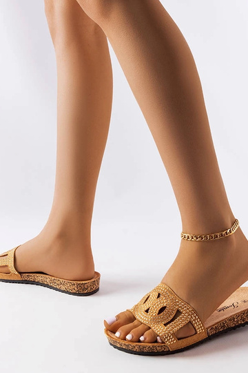 Tongs beiges ornées de strass Lagacé 2