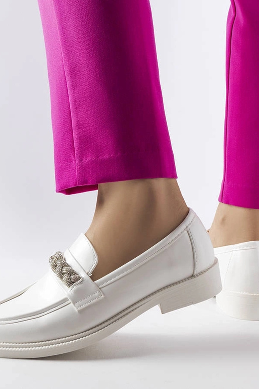 Hvide loafers dekoreret med rhinsten...