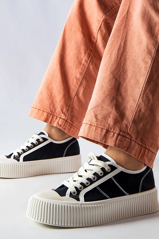 Schwarze Plateau-Sneakers von Castanthei Schwarze Plateau-Sneakers von Castanthei