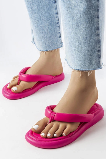 Rosa, klobige Flip-Flops...