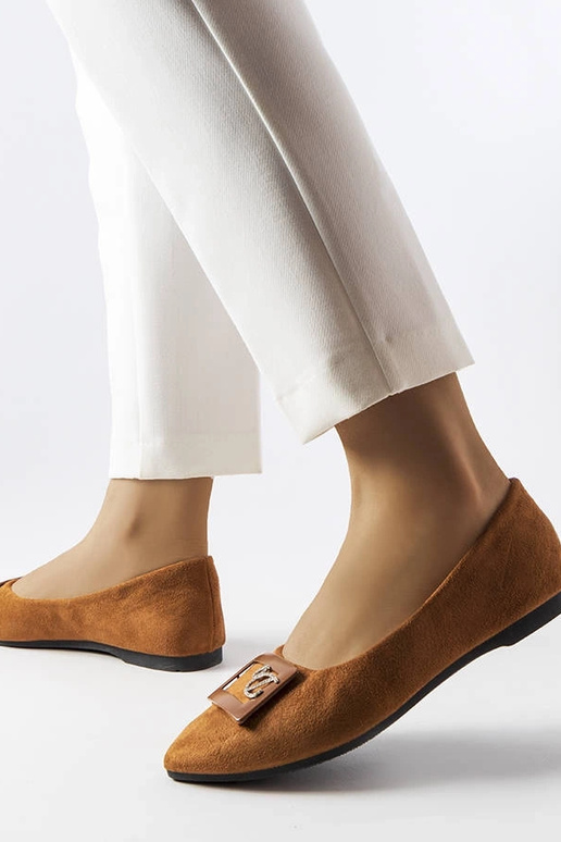 Brune balletlejligheder dekoreret med...