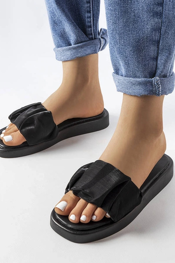 Schwarze Flip-Flops mit Rüschen „Boulevard“