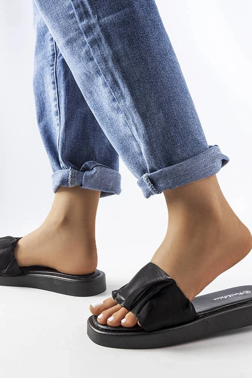 Schwarze Flip-Flops mit Rüschen...