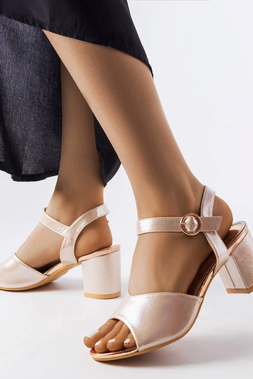 Vinceza – Goldene Sandalen...