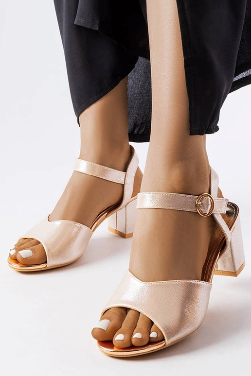 Vinceza – Goldene Sandalen mit Absatz Vinceza – Goldene Sandalen mit Absatz