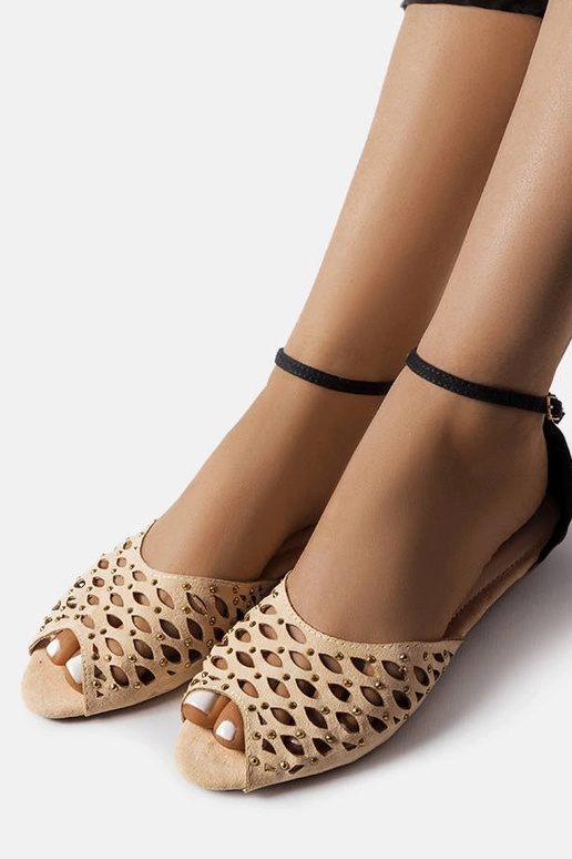 Sandales beiges ajourées avec zircons...