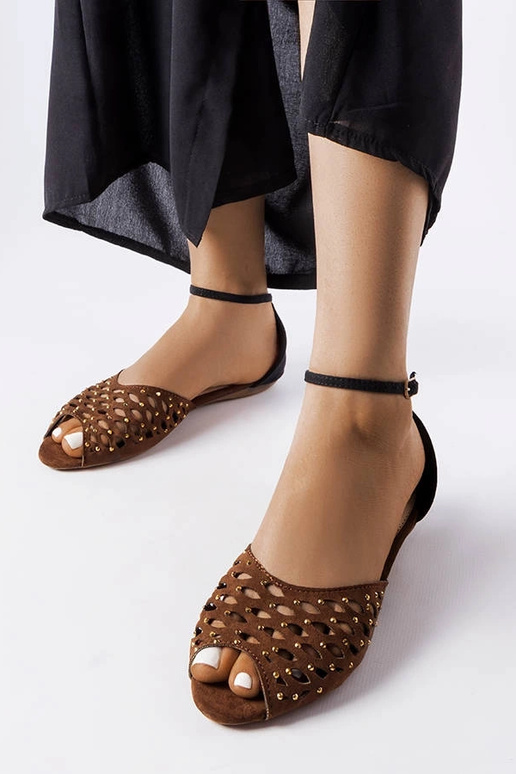 Sandales marron ajourées avec zircons...