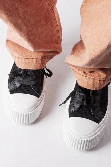 Sorte stof sneakers på Mallus platformen 2