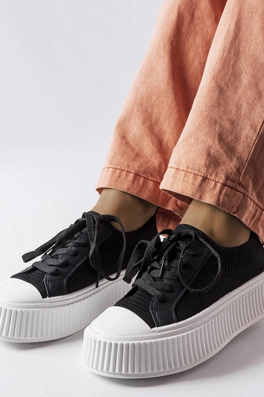 Schwarze Stoff-Sneaker auf der... Schwarze Stoff-Sneaker auf der...