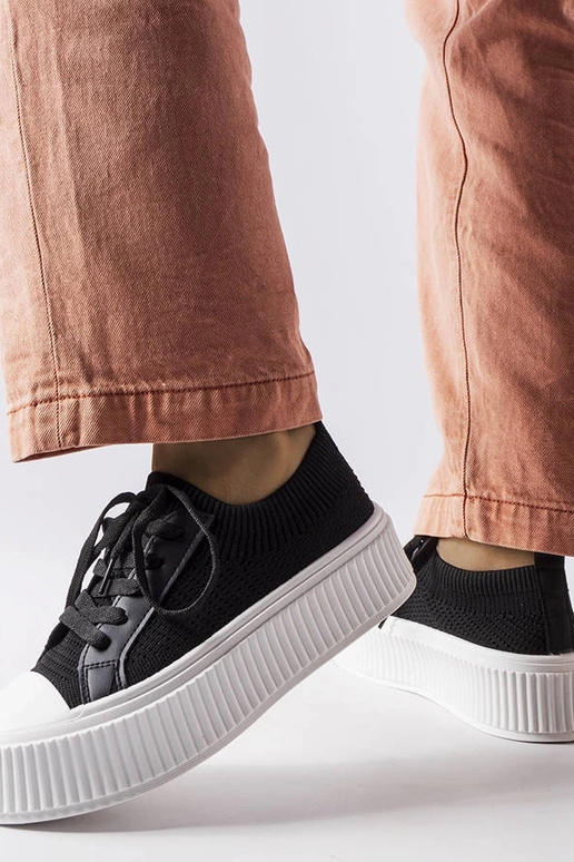 Schwarze Stoff-Sneaker auf der... Schwarze Stoff-Sneaker auf der...