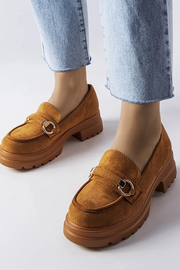 Brune loafers med en massiv...