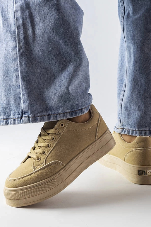 Zandkleurige sportieve schoenen op...