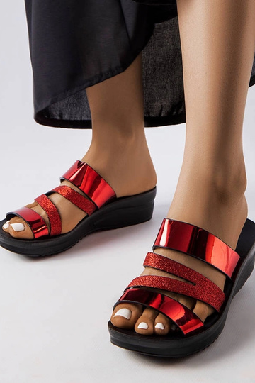 Les tongs rouges brillantes...