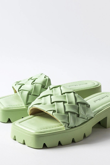 Lora grønne flip-flops med traktorsåler 2