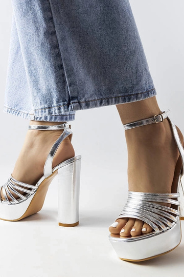 Sandales à talon épais... 2