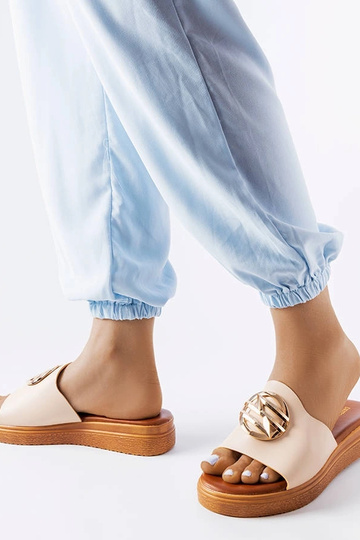 Les tongs compensées beiges de Michelle 2