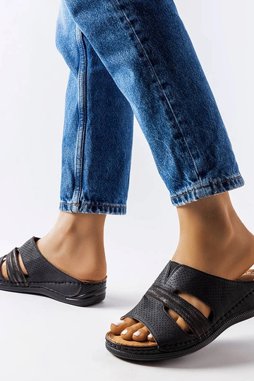 Tongs compensées légères noires Oliwia