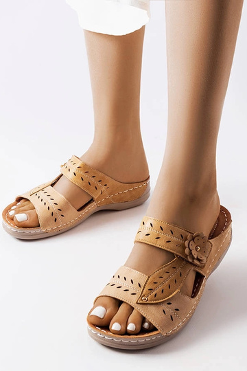 Beige Flip-Flops mit niedrigem Keilabsatz Jolanta